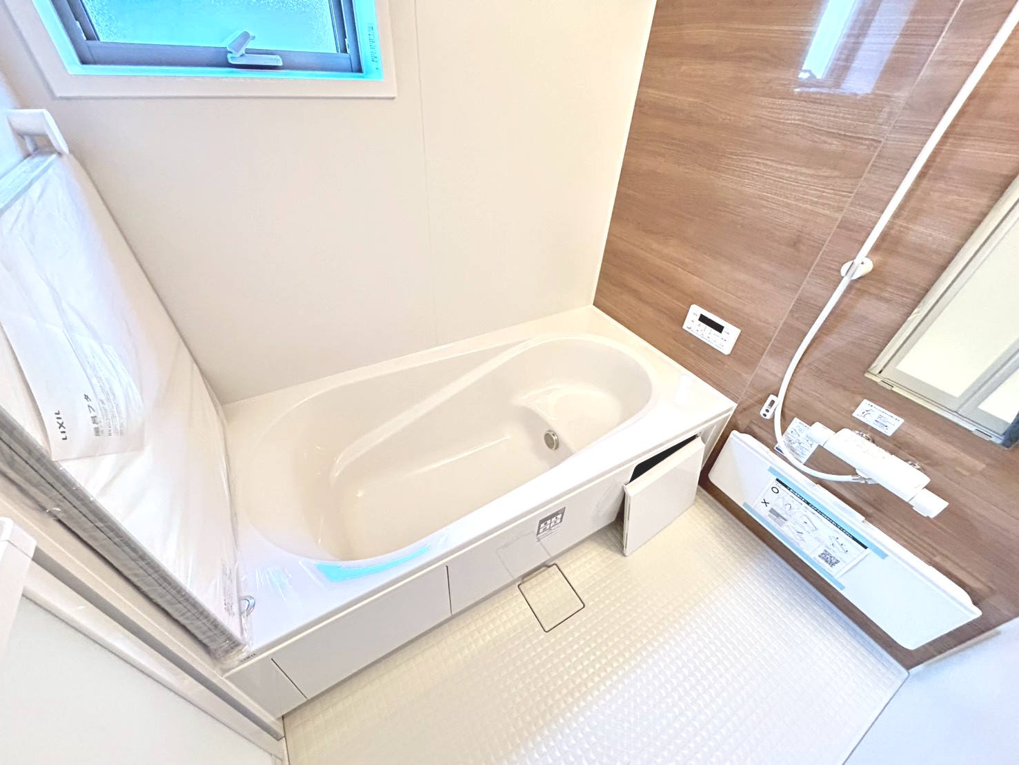 リーブルガーデン　一宮市大毛向野　全1区画分譲のキッチン|機能的で手入れがしやすいシステムキッチンでお掃除も楽々。蛇口は浄水器内蔵型で節湯CI対応水栓です。　
人造大理石カウンターやキッチンパネルなど明るくきれいにお使いいただけます。