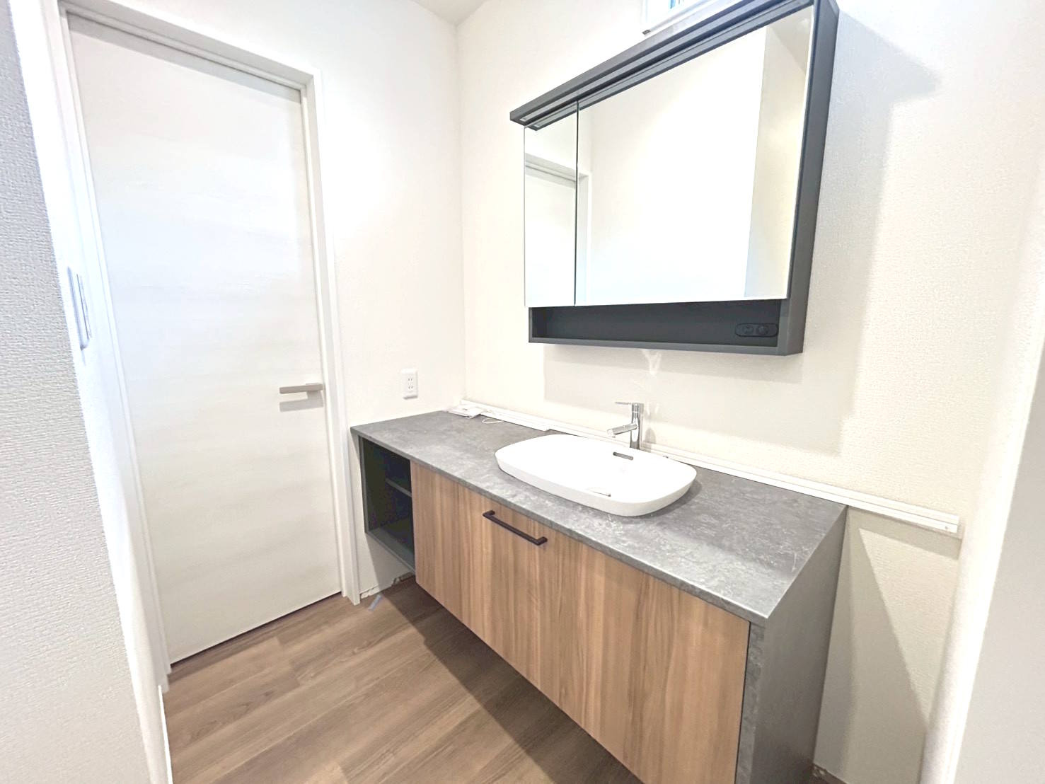 リーブルガーデン　一宮市大毛向野　全1区画分譲の浴室|明るく清潔感がある浴室。浴槽は環境にやさしい節水タイプ。浴槽内ステップで半身浴、親子入浴も安心です。
洗い場の床は乾きやすく滑りにくい快適仕様、水はけが良くカビの発生を軽減できます。
