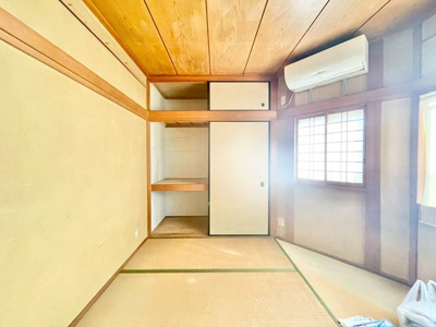 【寝室】 | 吹田市岸部北４丁目中古戸建 | 現在ご返済中のカーローン・カードローン・教育ローンなどを住宅ローンに一本化したり、家具家電購入費用・引越し費用を住宅ローンと組み合わせるなど、お客さまにメリットの多い住宅ローンのご提案が可能です。