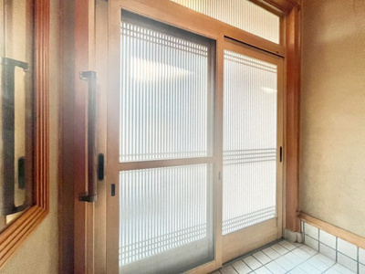 【玄関】 | 吹田市岸部北４丁目中古戸建 | こちらの物件近くの教育施設や、スーパー・公園など、物件周辺の住環境を併せてご案内させて頂きます。ぜひ、現地での暮らしをイメージなさって下さい！
