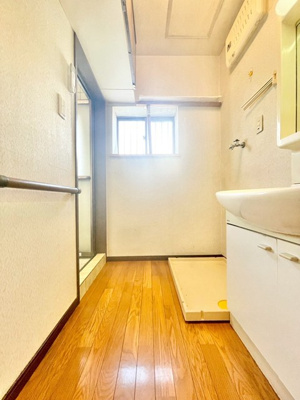 【脱衣所】 | 吹田市岸部北４丁目中古戸建 | エイブル売買事業部では、箕面市・豊中市・吹田市・池田市・茨木市・高槻市の北摂エリア全域で、物件のご紹介を致しております。北摂エリアにて購入物件をお探しの際は、当社までお問合せ下さいませ。