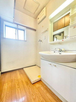 【独立洗面台】 | 吹田市岸部北４丁目中古戸建 | 弊社のファイナンシャルプランナーより、将来に向けた資金計画・住宅ローンの無料相談が皆様に大変ご好評頂いております！物件ご購入の前に、まずはお気軽にご相談くださいませ。