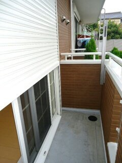 クラールⅡのバルコニー|外からの目が気にならないバルコニーで洗濯物が干せます
