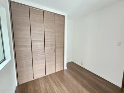 【寝室】 | 宝塚市安倉西2丁目　中古戸建 | 1階の4.4帖のお部屋は2面彩光・収納付き