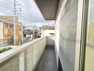【バルコニー】 | 宝塚市安倉西2丁目　中古戸建 | 南西向きバルコニーからの日差しがたっぷりと差し込みます
