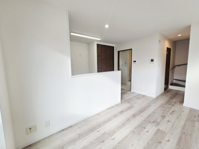 【居間・リビング】 | 宝塚市安倉西2丁目　中古戸建 | 料理をしながらリビングで遊ぶお子様の様子を見守ることができる対面式キッチン