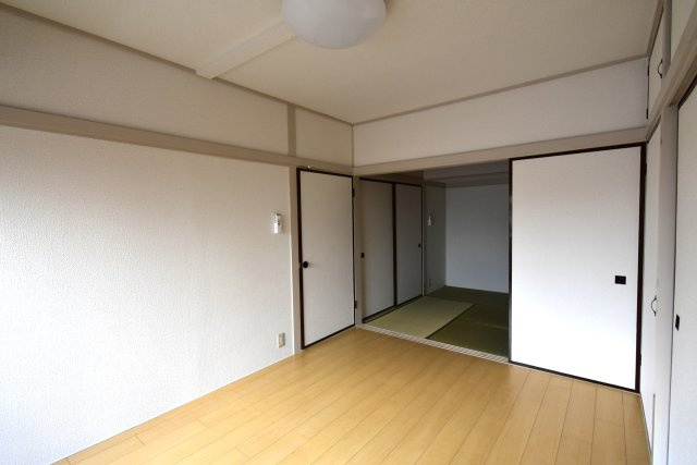 ライオンズマンション荒町の洋室