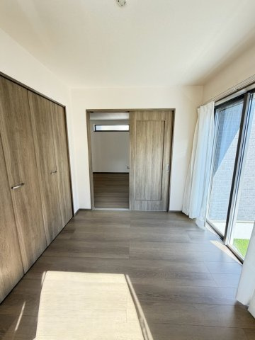静岡市葵区田町７期　新築戸建　全７棟　A号棟の洋室|大きな窓から光が差し込む明るい洋室。収納も備わっており、すっきりと使いやすい空間です。