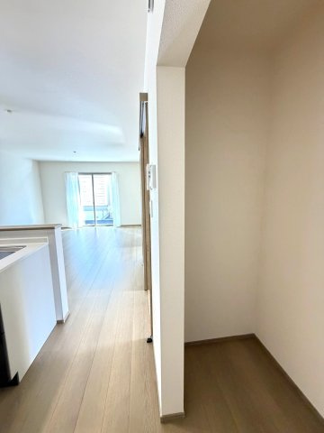 静岡市葵区田町７期　新築戸建　全７棟　A号棟の収納|キッチン横のスペースは、パントリーとして食品や日用品のストック収納に便利。生活感を見せずにすっきり片付けられます。