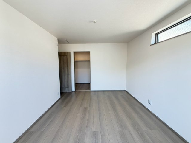静岡市葵区田町７期　新築戸建　全７棟　A号棟の洋室|ゆとりある広さの洋室には、収納スペースもしっかり確保。家具を置いてもすっきり使いやすいお部屋です。