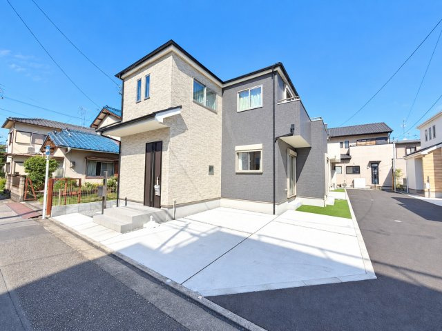 静岡市葵区田町７期　新築戸建　全７棟　A号棟の駐車場|ホワイト×グレーの外壁が目を引く、すっきりとしたモダンな外観。ゆとりある駐車スペースも魅力です。