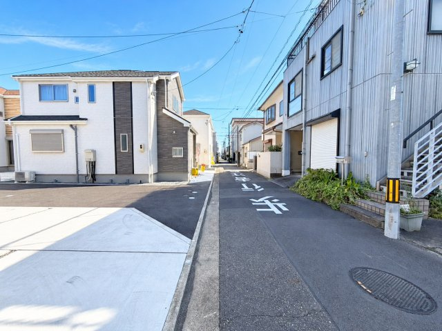 静岡市葵区田町７期　新築戸建　全７棟　A号棟の前面道路含む現地写真|落ち着いた街並みに整った前面道路。周辺はすっきりとした住環境で、気持ちよく新生活を始められます。