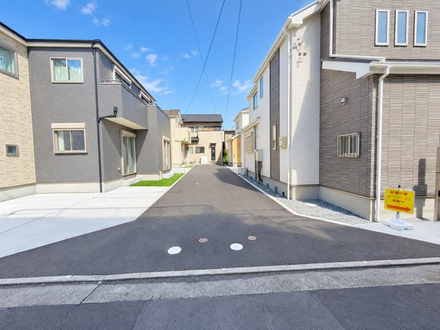 静岡市葵区田町７期　新築戸建　全７棟　A号棟の前面道路含む現地写真|きれいに整備された前面道路と、落ち着いた街並みが魅力の分譲地です。