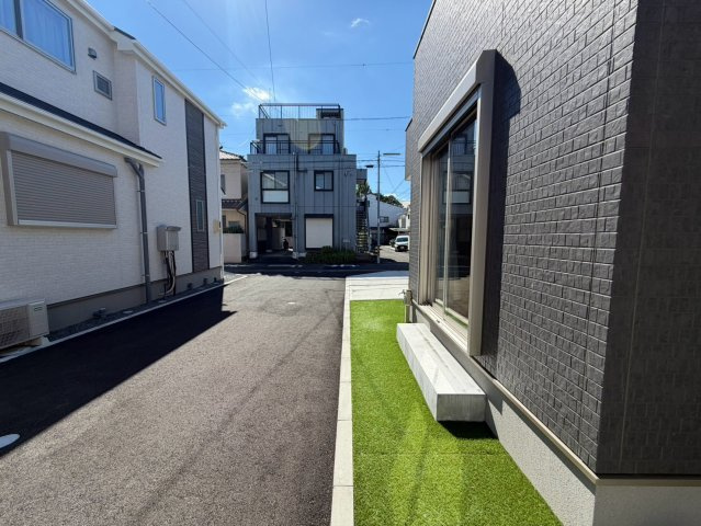 静岡市葵区田町７期　新築戸建　全７棟　A号棟の前面道路含む現地写真|建物脇にはちょっとした屋外スペースを確保。お子さまの外遊びや、ガーデニングなどにも活用できます。