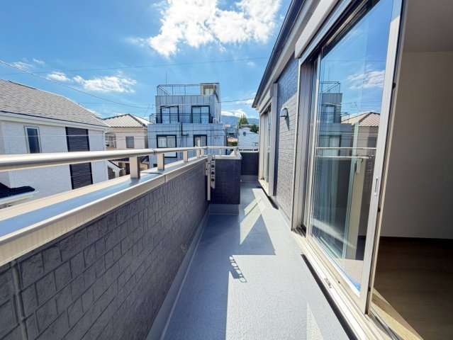 静岡市葵区田町７期　新築戸建　全７棟　A号棟のバルコニー|奥行きのあるバルコニーで、洗濯物もゆったり干せる広さ。空が大きく見えて、開放感のある空間です。