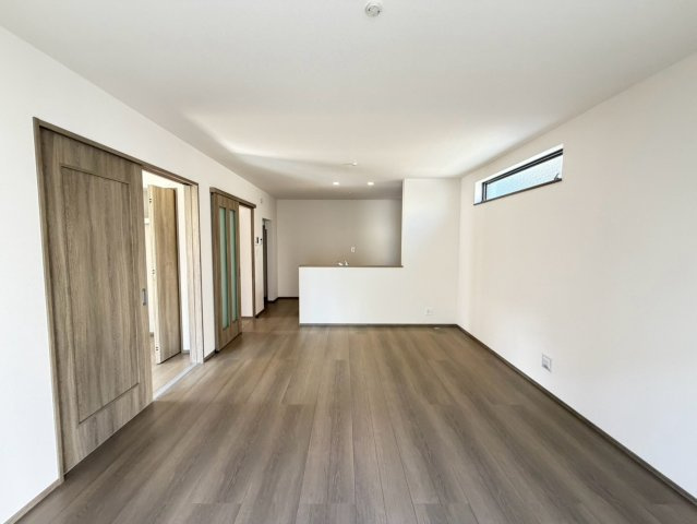 静岡市葵区田町７期　新築戸建　全７棟　A号棟の居間・リビング|広々としたLDKは、家具のレイアウトもしやすいすっきりとした空間。対面キッチンで、家族の気配を感じながら過ごせます。