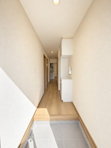 静岡市葵区田町７期　新築戸建　全７棟　A号棟の玄関|明るい玄関ホールが、すっきりとした第一印象を演出。シューズボックス付きで、玄関まわりもきれいに整えられます。