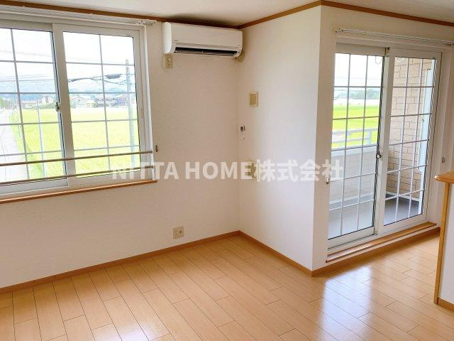 サンヒルズＡの内装|日差しが差し込む明るいリビング☆彡