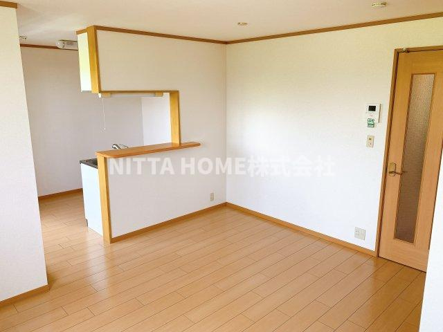 サンヒルズＡの居間・リビング|解放感がありゆったりと過ごしていただけます♪