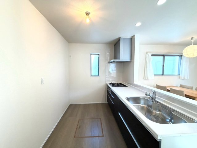 静岡市葵区田町７期　新築戸建　全７棟　C号棟のキッチン|キッチンの背面にゆとりがあり、カップボードや冷蔵庫も配置しやすい空間。作業動線を確保しやすく、毎日の家事もスムーズです。