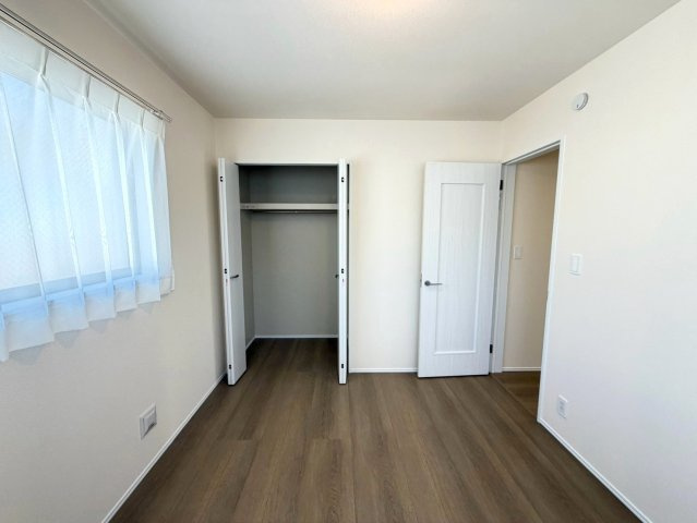 静岡市葵区田町７期　新築戸建　全７棟　C号棟の洋室|クローゼット付きで、衣類や荷物をすっきり収納できる洋室。シンプルな内装で家具も合わせやすい空間です