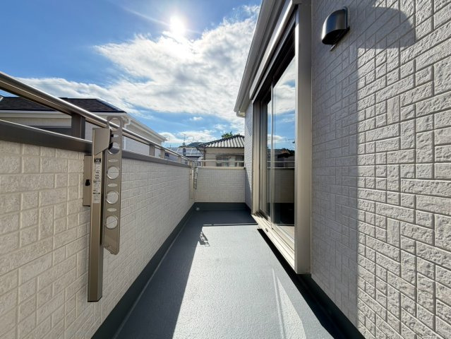 静岡市葵区田町７期　新築戸建　全７棟　C号棟のバルコニー|奥行きのあるバルコニーで、洗濯物もゆったり干せる広さ。外からの視線も気になりにくく、使いやすい空間です。