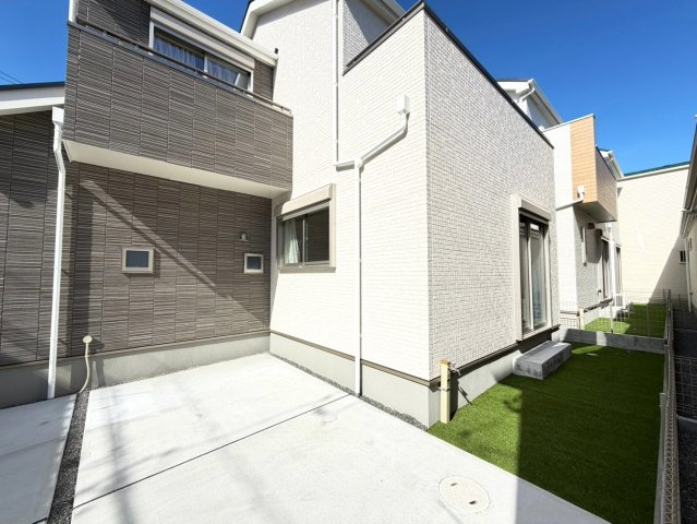 静岡市葵区田町７期　新築戸建　全７棟　C号棟の外観|建物脇にはちょっとした外スペースも確保。お子さまの遊び場やガーデニングなど、暮らしに合わせて活用できます。