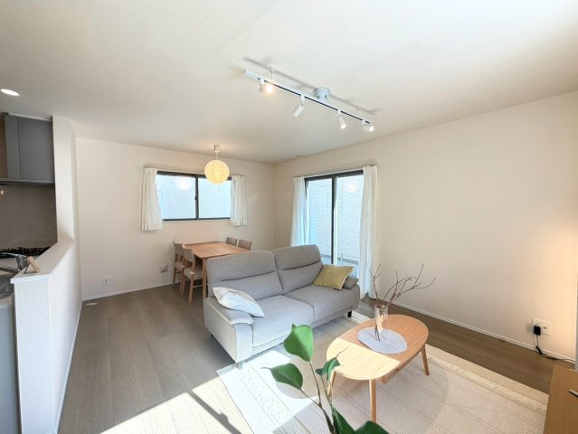 静岡市葵区田町７期　新築戸建　全７棟　C号棟のダイニング|大きな窓から光が差し込む、明るく開放的なLDK。リビングとダイニングをほどよく分けながら、ゆったり過ごせる空間です。