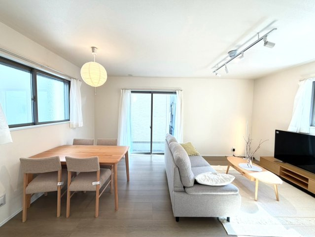 静岡市葵区田町７期　新築戸建　全７棟　C号棟の居間・リビング|家具を置いてもゆとりを感じられる、明るく開放的なLDK。ダイニングとリビングを分けて使いやすく、暮らしのイメージがしやすい空間です。