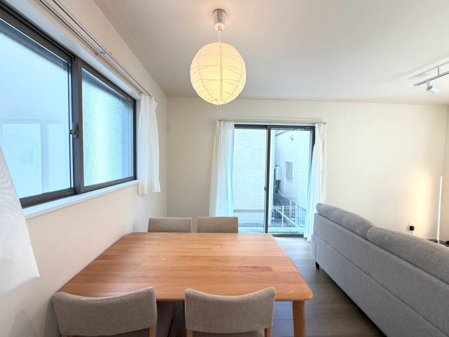 静岡市葵区田町７期　新築戸建　全７棟　C号棟の居間・リビング|大きな窓から光が入る、明るいダイニングスペース。リビングとつながりながらも、食事の場をゆったり分けて使えます。