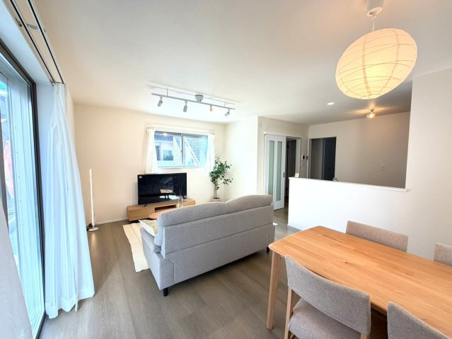 静岡市葵区田町７期　新築戸建　全７棟　C号棟の居間・リビング|リビングとダイニングをバランスよく配置できる、ゆとりあるLDK。家具を置いたときの暮らしをイメージしやすい空間です。