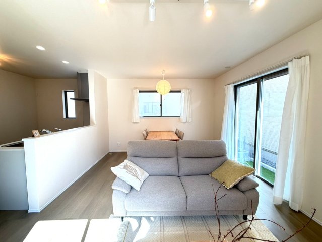 静岡市葵区田町７期　新築戸建　全７棟　C号棟の居間・リビング|大きな窓からたっぷりと光が入る、明るく開放的なLDK。キッチン・ダイニング・リビングがゆるやかにつながり、家族でゆったり過ごせる空間です。