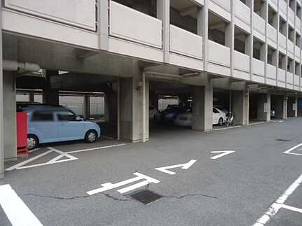 ビアンカ府中の駐車場|屋根付きの平面駐車場あり◆