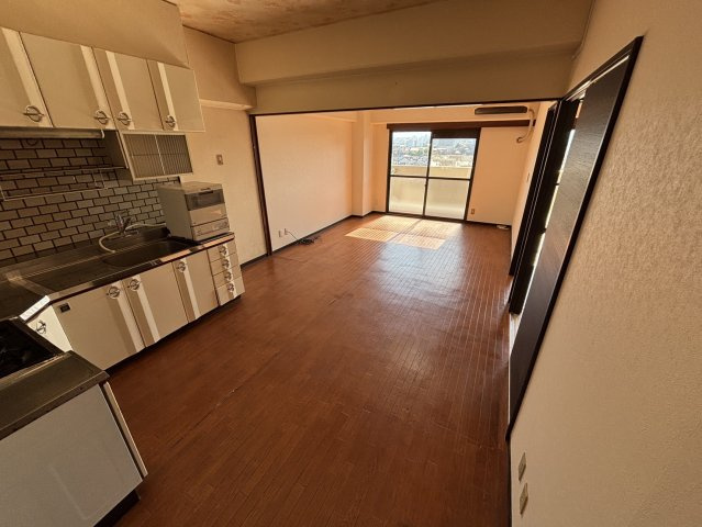 ビアンカ府中の居間・リビング|３口コンロの使いやすいL字キッチン！