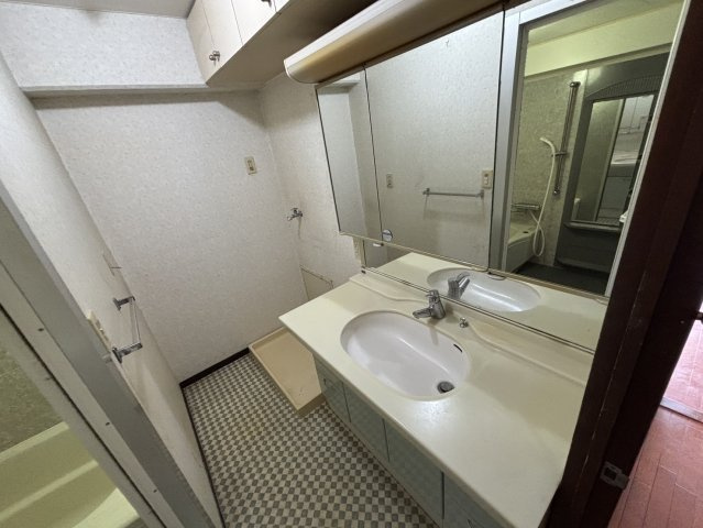 ビアンカ府中の独立洗面台|幅のある三面鏡の洗面台☆