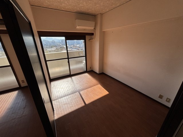 ビアンカ府中の洋室|バルコニーに面した洋室には明るい陽射しが射し込みます