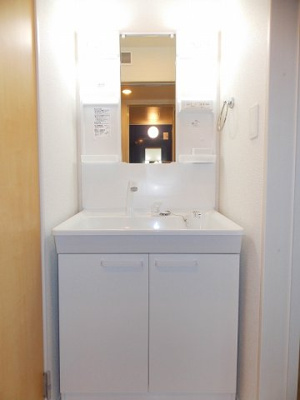【洗面所】 | エステート | 明るい洗面所です