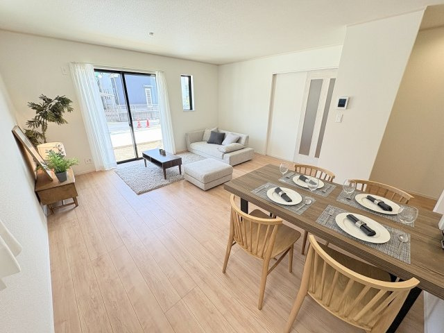 三郷市戸ケ崎5丁目　新築戸建　全10棟　J号棟の居間・リビング|同施工会社の参考写真になります。