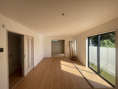 【居間・リビング】 | 沖縄市古謝（限定1棟） | ※同仕様写真です