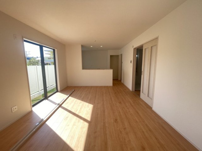 【居間・リビング】 | 沖縄市古謝（限定1棟） | ※同仕様写真です