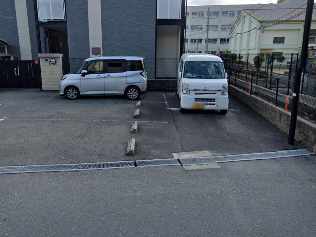 レオパレスニュー藤の駐車場