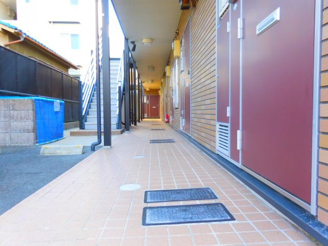 レオパレスニュー藤のエントランス