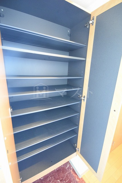 大阪市福島区海老江８丁目の賃貸マンションの収納