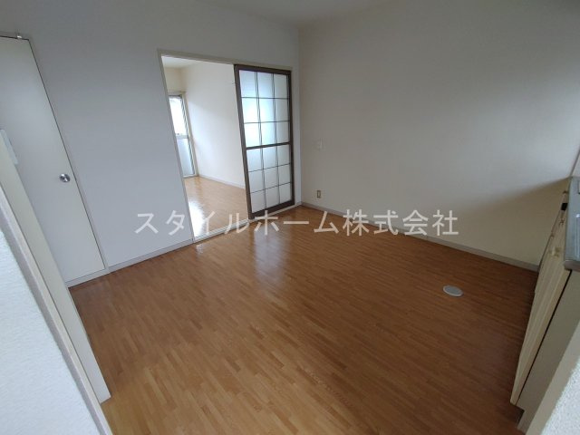 サンコーポ柱東山　B棟の居間・リビング|別部屋写真です。