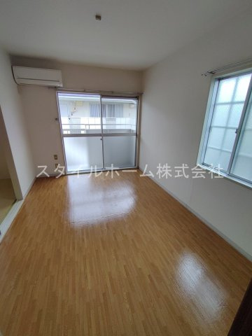 サンコーポ柱東山　B棟の居間・リビング|別部屋写真です。