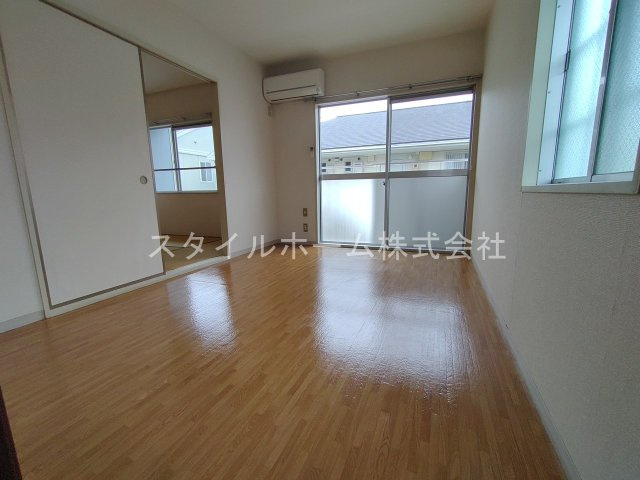 サンコーポ柱東山　B棟の居間・リビング|別部屋写真です。