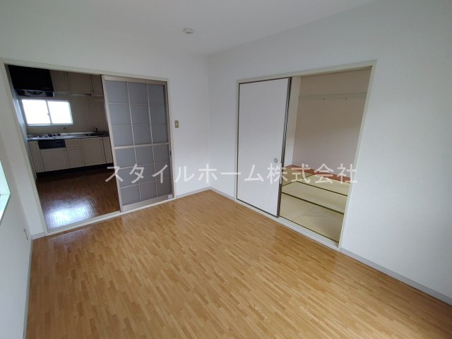 サンコーポ柱東山　B棟の居間・リビング|別部屋写真です。