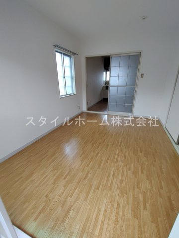 サンコーポ柱東山　B棟の居間・リビング|別部屋写真です。