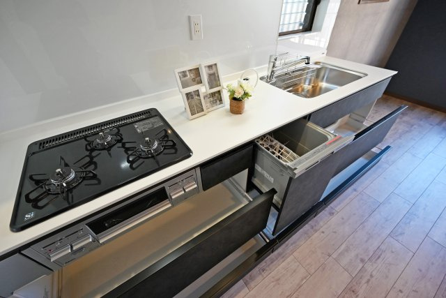 尼崎市南塚口町8丁目中古一戸建てのキッチン|お料理を盛り付けるのに便利な広いワークトップと食洗器付の収納スペースたっぷりのシステムキッチン。