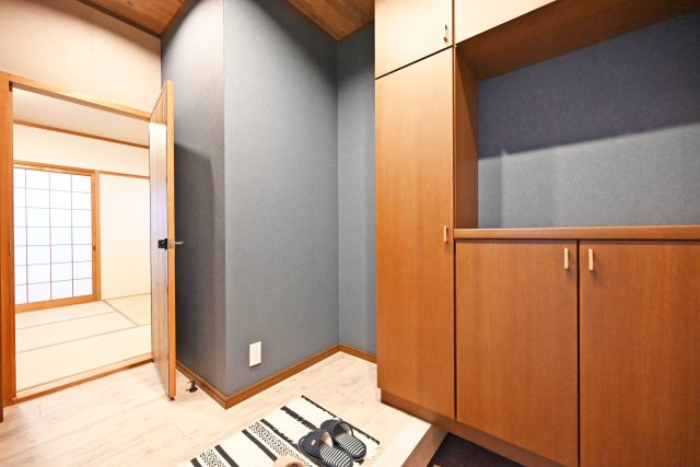 尼崎市南塚口町8丁目中古一戸建ての玄関|玄関には天井まで届く大きな収納スペースがあるので家族みんなの靴もラクラク収納。